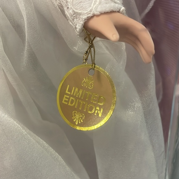 Handcrafted porcelain doll. Some wear on the box - Picture 5 of 6